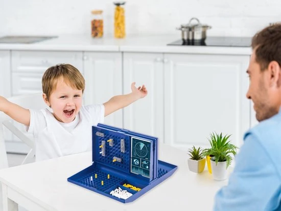 999 Games & Hasbro Gaming 3 Bordspellen - Cluedo - Zeeslag - Wie Is Het - Kaartspellen - Reisspel - Gezelschapspel - Familie - Volwassenen - Kinderen - Hasbro - Grafix - Sinterklaas - Kerst - Afbeelding 4