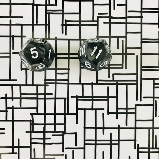 Merkloos Spel | 12-kantige Dobbelstenen | 2x | Zwart & Wit | Tafels Oefenen - Afbeelding 2